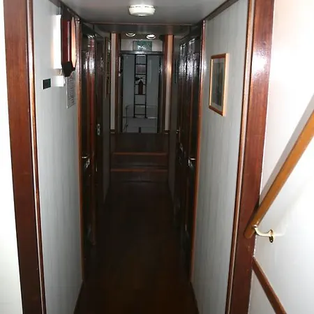 Hotelschip 'ali-b2' * Alphen aan den Rijn