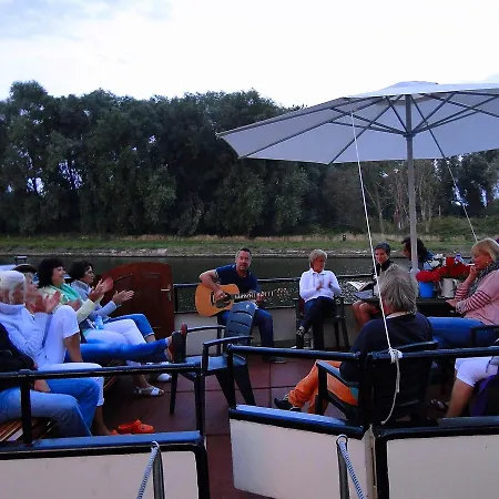 Botel Hotelschip 'ali-b2' *